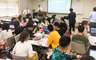 写真：琉球大学での寄附講座の様子